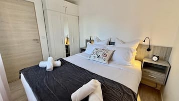 In-room safe, iron/ironing board, WiFi (free), bed sheets