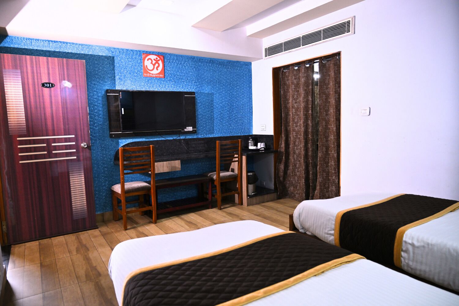Desk, laptop workspace, iron/ironing board, WiFi (free)