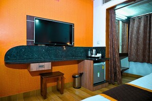 Habitación Confort, balcón, vista a la ciudad | Escritorio y espacio para trabajar con laptop