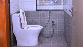 Douche, articles de toilette gratuits, serviettes fournies, savon
