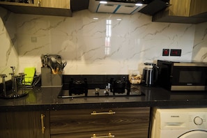 Apartament Comfort, balcó, vistes a la ciutat | Cuina privada | Frigorífic petit, microones i placa de cuina 