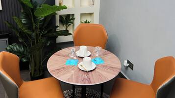 Apartamento Confort, balcón, vistas a la ciudad | Restauración