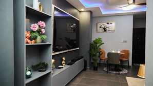 Căn hộ tiện nghi đơn giản, ban công, quang cảnh thành phố | Nội thất