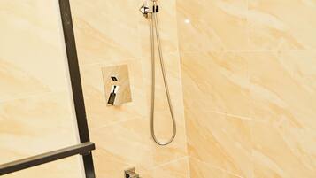 Apartamento Confort, balcón, vistas a la ciudad | Baño | Ducha, artículos de higiene personal gratuitos, toallas y jabón