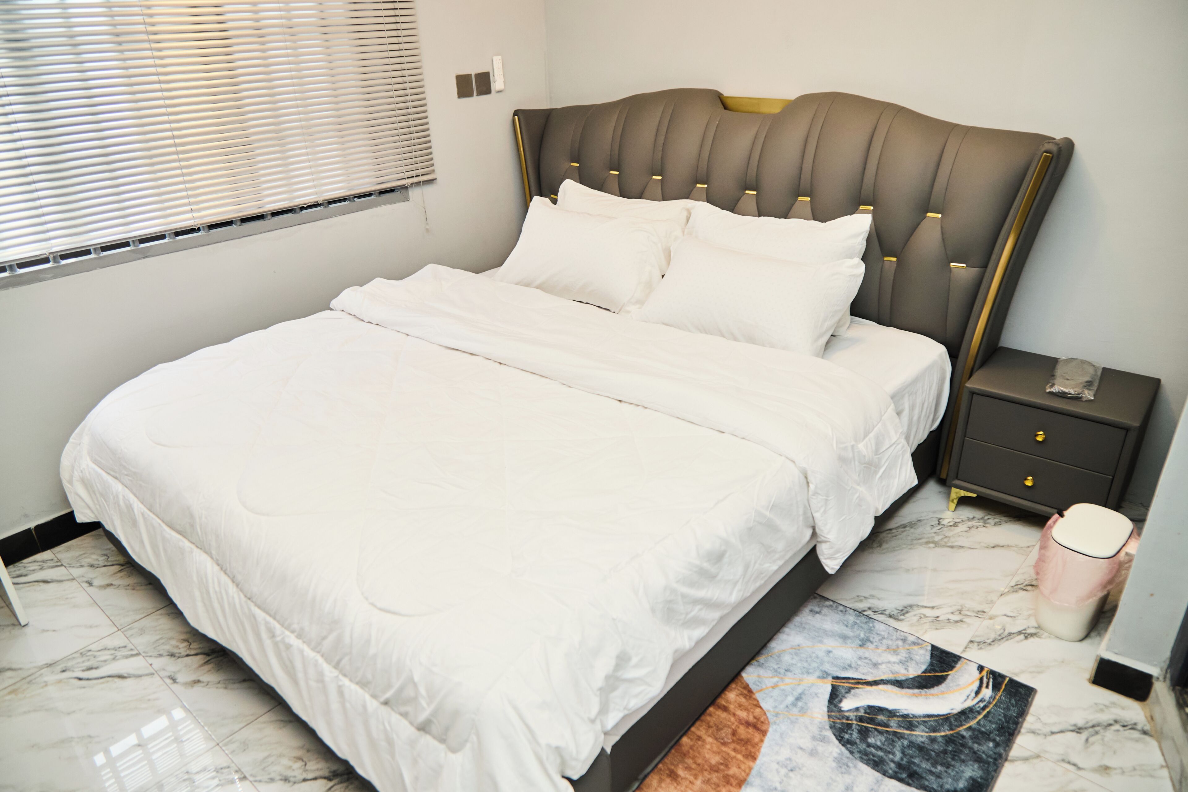 Apartamento Confort, balcón, vistas a la ciudad | Espacio para trabajar con un portátil y tabla de planchar con plancha