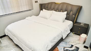 Apartamento Confort, balcón, vistas a la ciudad | Espacio para trabajar con un portátil y tabla de planchar con plancha