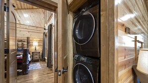 House - Three Bears Pet-friendly Cabin With Heated Pool Near Hochatown Mountain Views Sleeps 10 (Broken Bow)