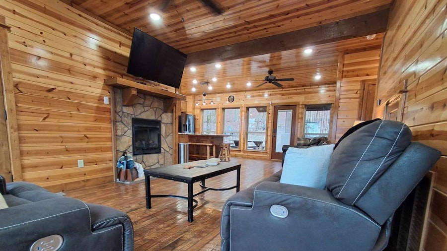 Three Bears Pet-friendly Cabin With Heated Pool Near Hochatown Mountain Views Sleeps 10