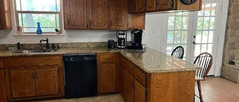 Cafetera o tetera y frigorífico