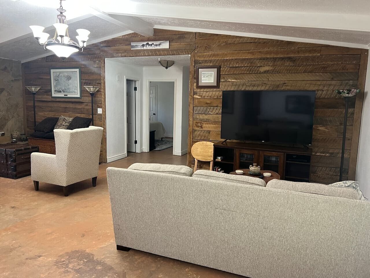 TV, fireplace