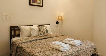 Sea Breeze Villa- Azure, a 2-bedroom apartment with AC in charming Puducherry
