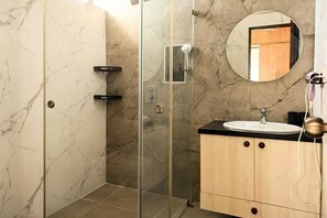 Haartrockner, Handtücher, Seife, Toilettenpapier