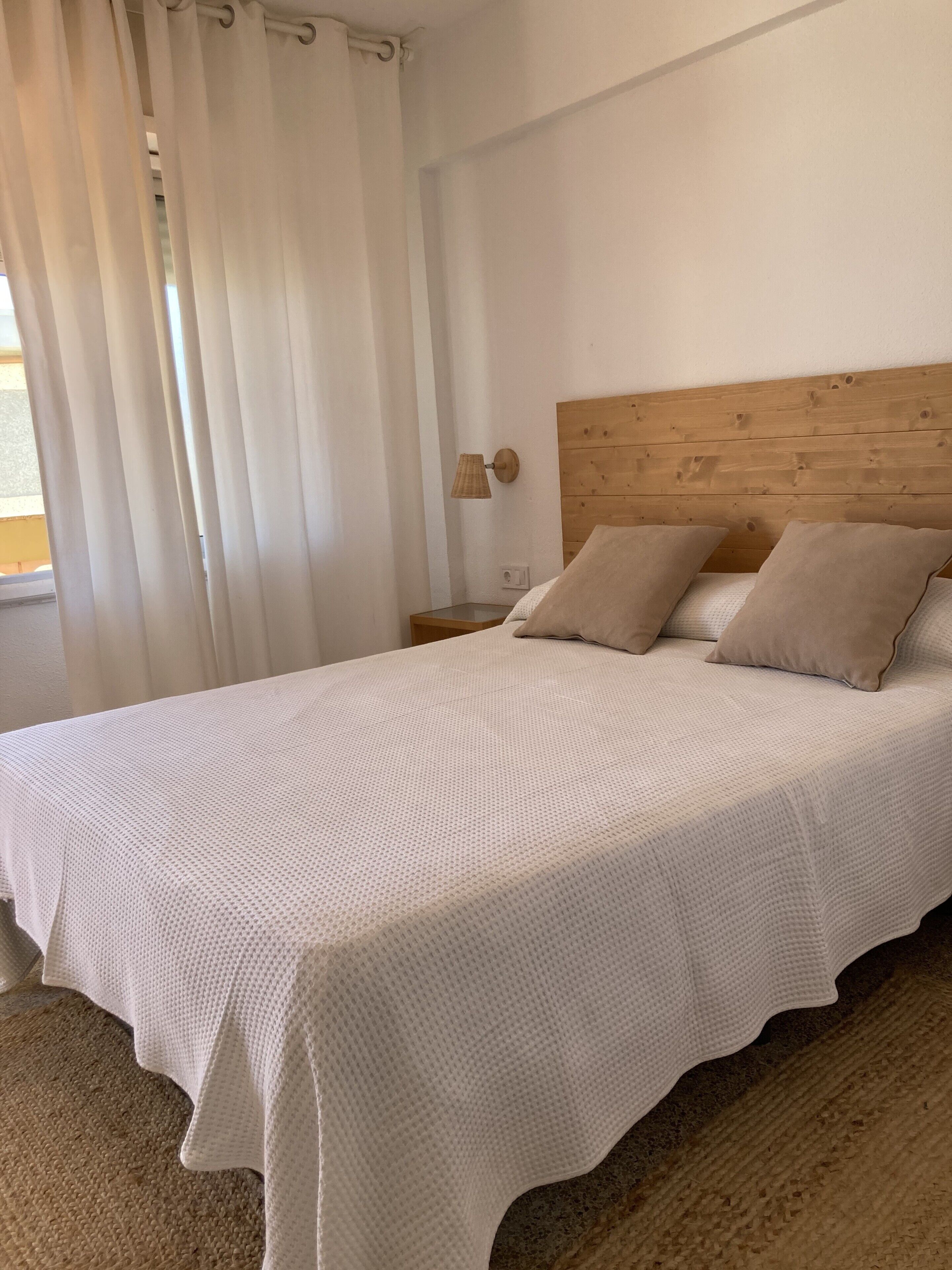 Tabla de planchar con plancha, wifi, ropa de cama