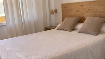 Tabla de planchar con plancha, wifi, ropa de cama