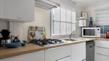 Coffee/tea maker, fridge, microwave, oven