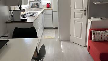 Coffee/tea maker, fridge, microwave, oven