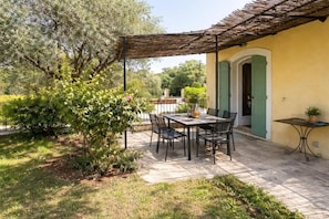 Outdoor dining - Villa Les Reflets – Lake, Panoramic View, Pool (Montauroux)