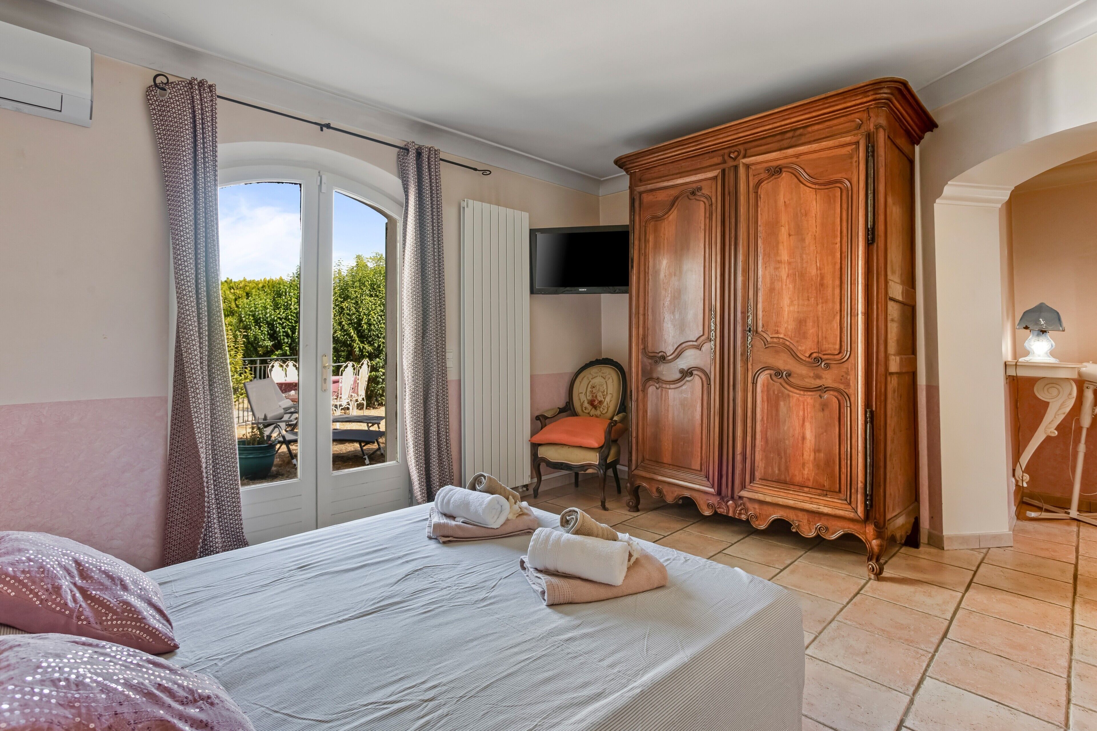 3 chambres, fer et planche à repasser, Wi-Fi, draps fournis