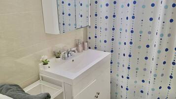 Apartment, 2 Bedrooms, Smoking, Balcony | Bathroom