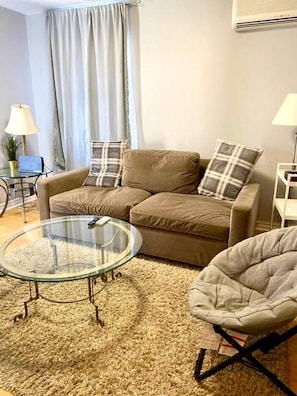 Apartment, 2 Bedrooms, Smoking, Balcony | Ruang tamu