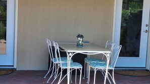 Outdoor dining - Beautiful 2-bedroom apartment with AC in College Place (College Place)