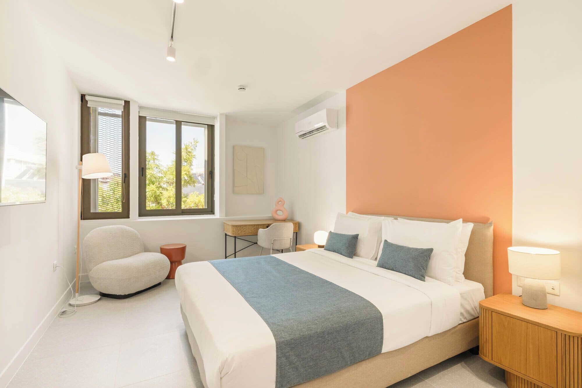 Tabla de planchar con plancha, wifi gratis y ropa de cama 