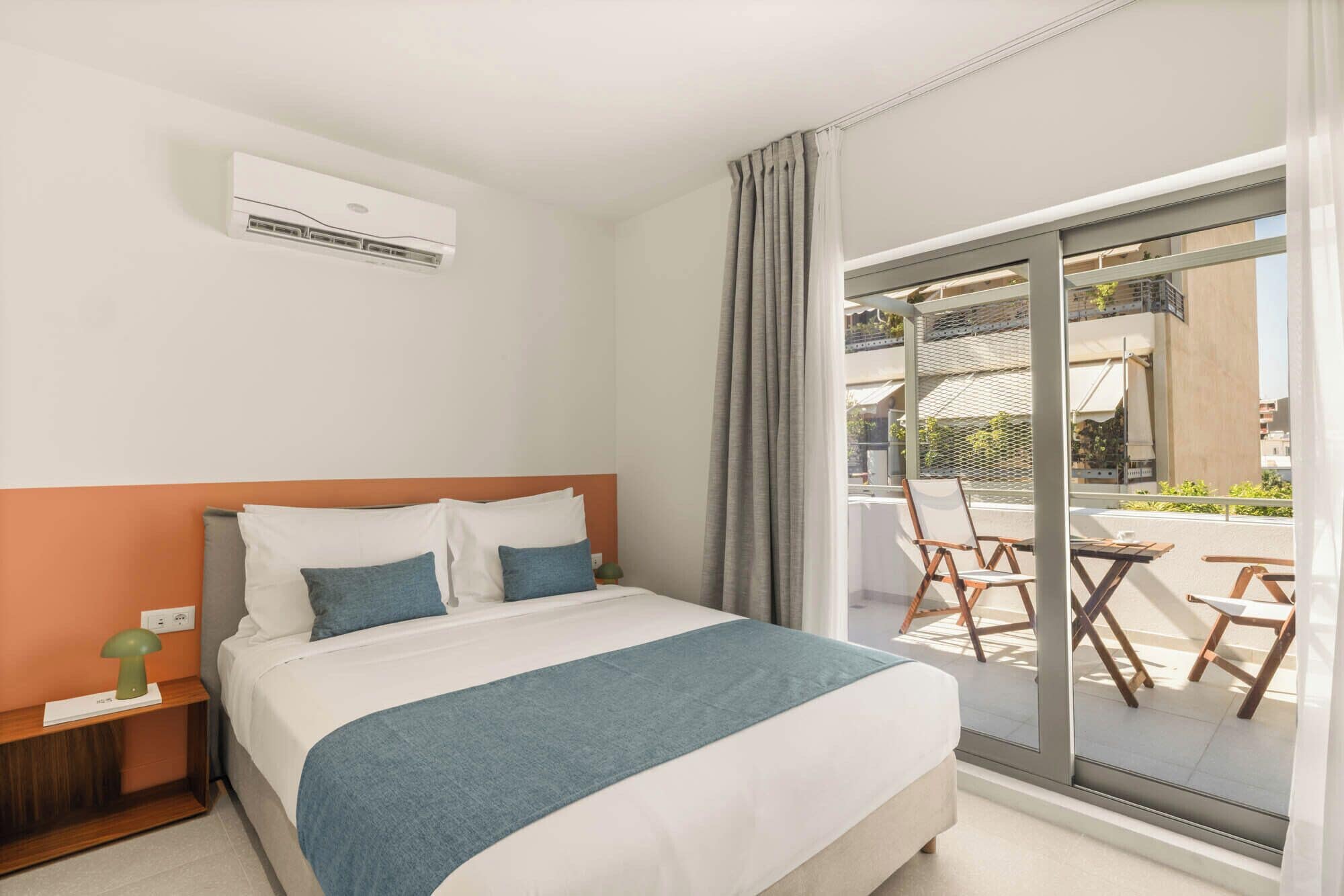 Tabla de planchar con plancha, wifi gratis y ropa de cama 