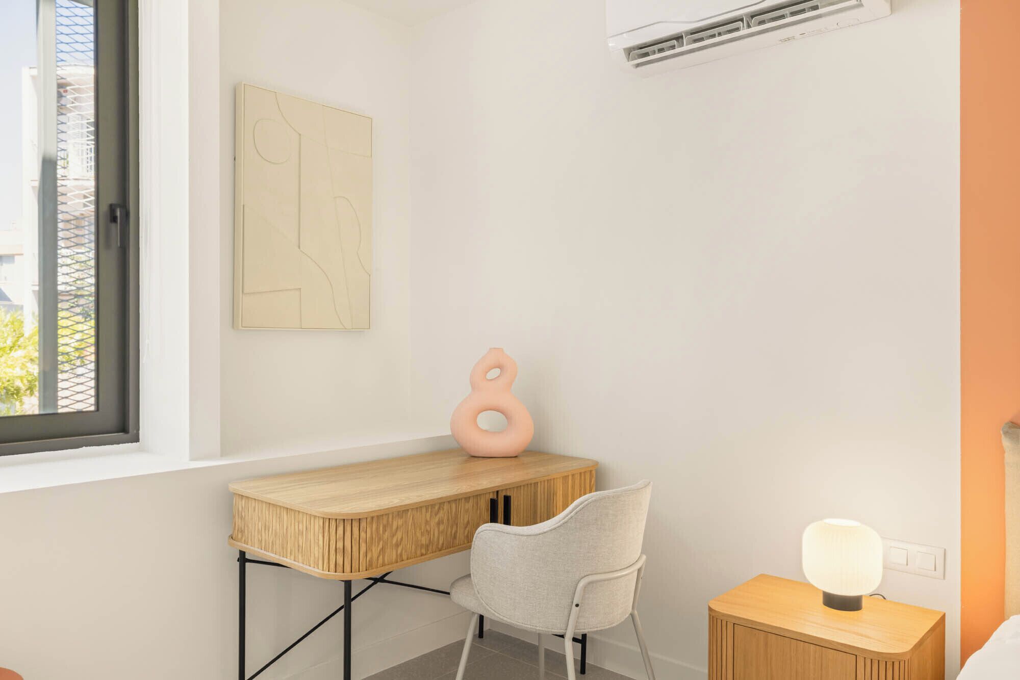 Tabla de planchar con plancha, wifi gratis y ropa de cama 