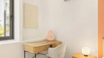 Estudio básico, vistas a la ciudad | Tabla de planchar con plancha, wifi gratis, ropa de cama