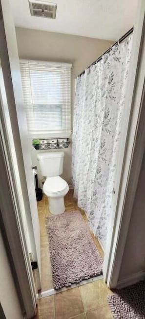 Hair dryer, towels, soap, shampoo - EJ's Cozy Corner: Spacious King Suite.10 min to Richmond International Airport  (Richmond)
