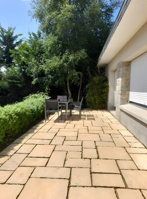 Outdoor dining - Bed and Breakfast 'Chambre Côté Mer' with Shared Terrace, Shared Garden and Wi-Fi (Plougar)
