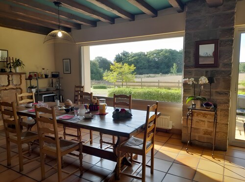 Bed and Breakfast 'Chambre Côté Mer' with Shared Terrace, Shared Garden and Wi-Fi