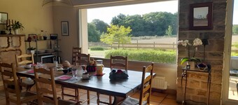 Bed and Breakfast 'Chambre Côté Mer' with Shared Terrace, Shared Garden and Wi-Fi