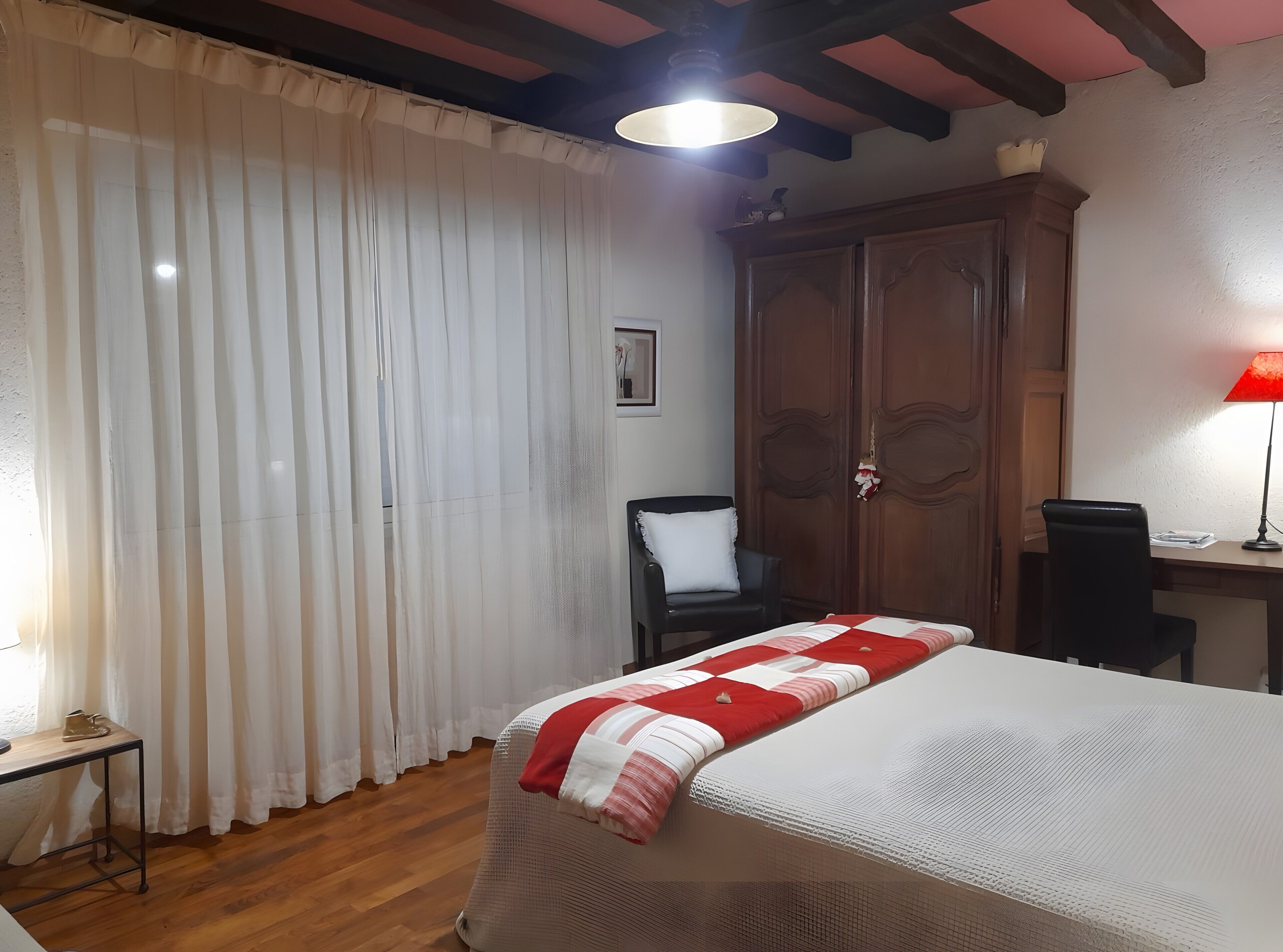 Une pièce comprenant un lit, une chaise, un bureau et une armoire.