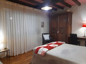 Room - Bed and Breakfast 'Chambre Côté Mer' with Shared Terrace, Shared Garden and Wi-Fi (Plougar)