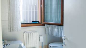 Doccia, asciugacapelli, bidet, asciugamani