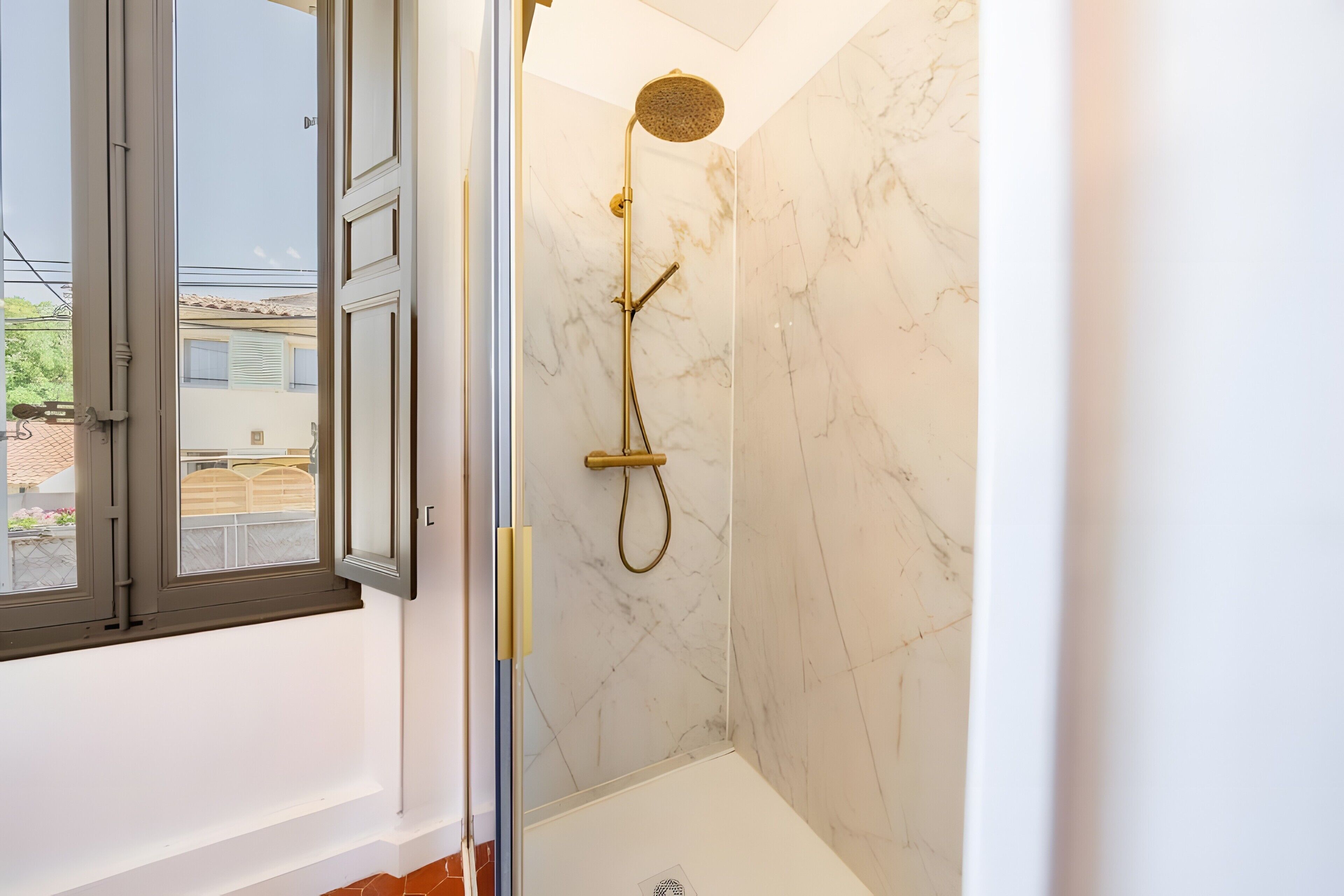 Shower, towels