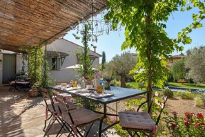 Outdoor dining - Bed and Breakfast 'Chambre 4' with Shared Pool, Wi-Fi and Air Conditioning (La Motte)