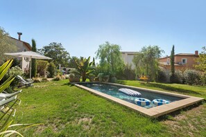 Pool - Bed and Breakfast 'Chambre 6' with Shared Pool, Wi-Fi and Air Conditioning (La Motte)