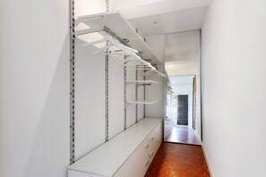 Interior - Bed and Breakfast 'Chambre 6' with Shared Pool, Wi-Fi and Air Conditioning (La Motte)