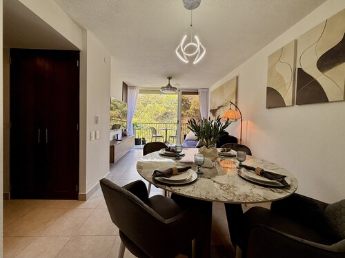 Charming 2-bedroom apartment with AC and Pool near Airport