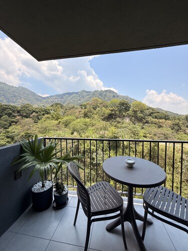 Charming 2-bedroom apartment with AC and Pool near Airport