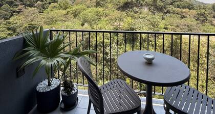 Charming 2-bedroom apartment with AC and Pool near Airport