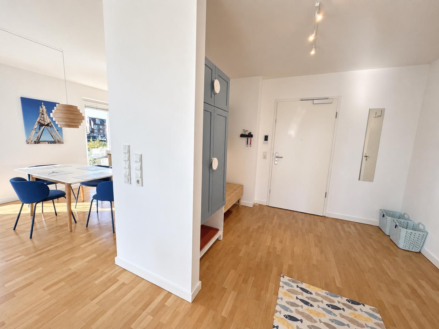Un intérieur moderne comprenant un coin repas, une armoire et une porte.