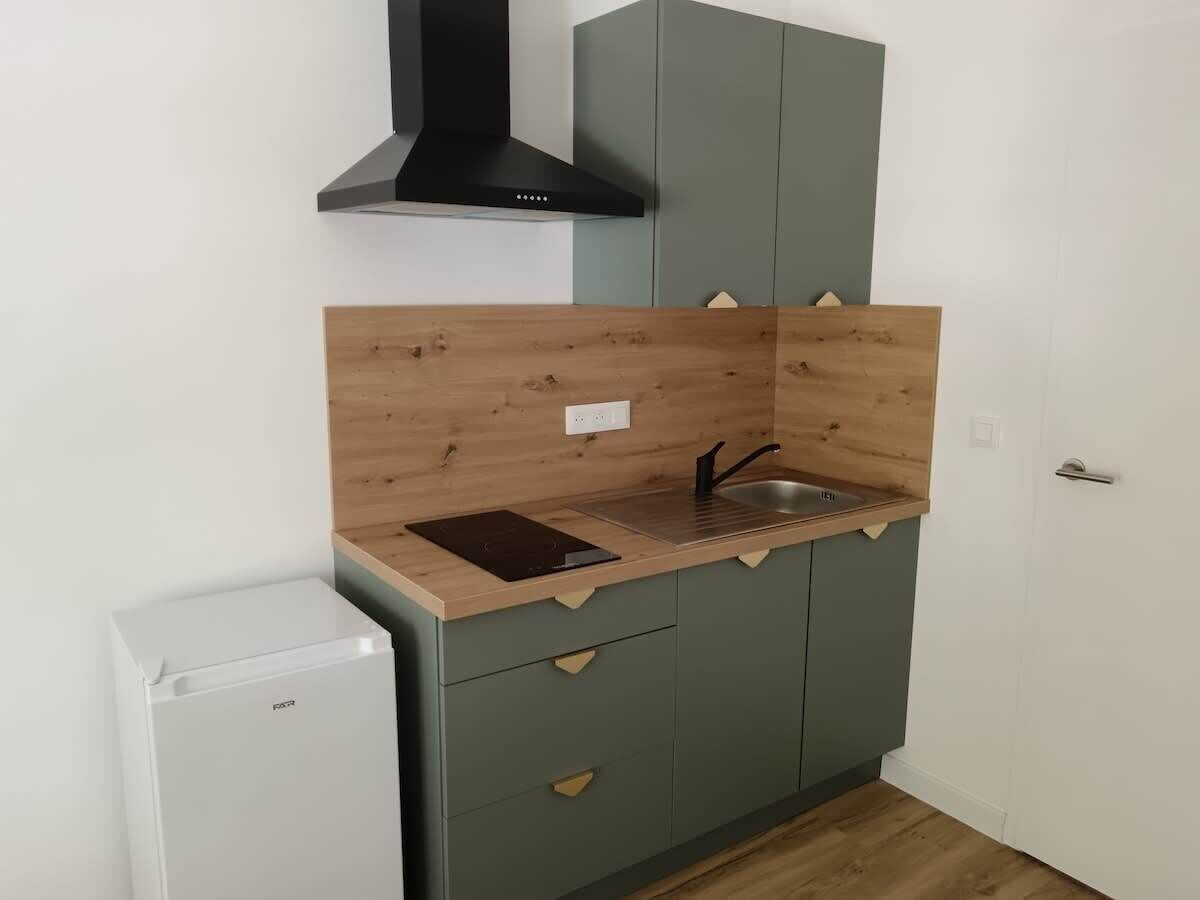 Wasserkocher mit Kaffee-/Teezubehör, Kühlschrank, Mikrowelle, Herdplatte