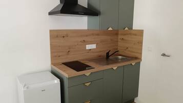 Wasserkocher mit Kaffee-/Teezubehör, Kühlschrank, Mikrowelle, Herdplatte