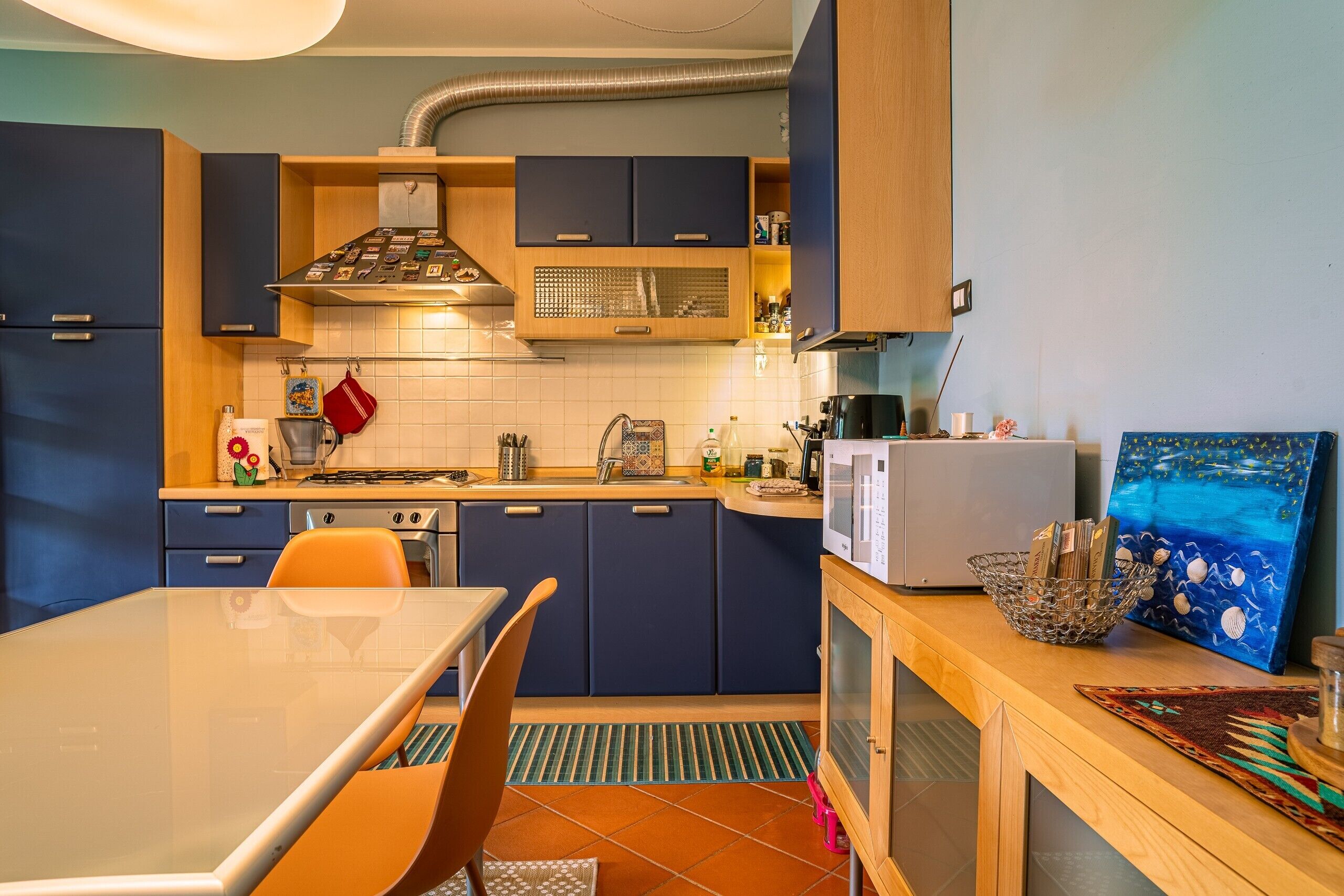 Cafetera y tetera, refrigerador, microondas y horno 