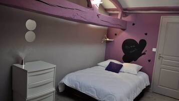 Un dormitorio con cama, cómoda, luz empotrada y una puerta.