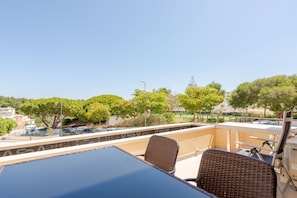 Outdoor dining - Apartment 'Apartamento Praia Carvoeiro' with Balcony, Wi-Fi and Air Conditioning (Carvoeiro)