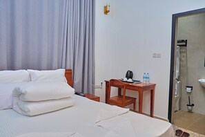 Habitació individual Comfort, vistes a la muntanya | Caixa forta a l'habitació i escriptori 